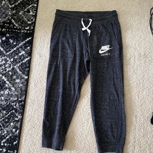Nike cropped Jogger Pants. Marl Gray color. Size Small